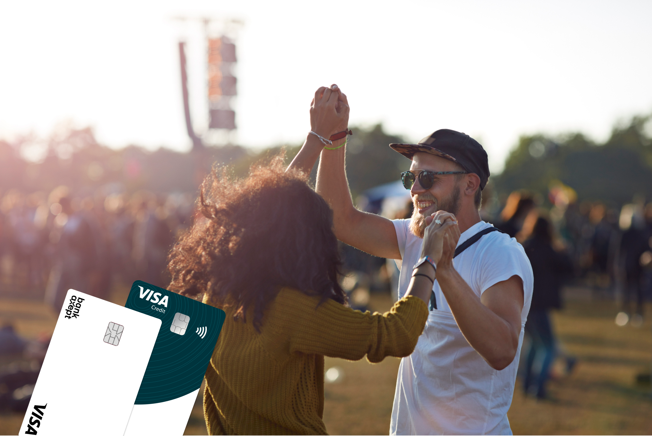 Ungt par danser på festival.