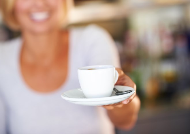 Same som strekker frem en kaffekopp