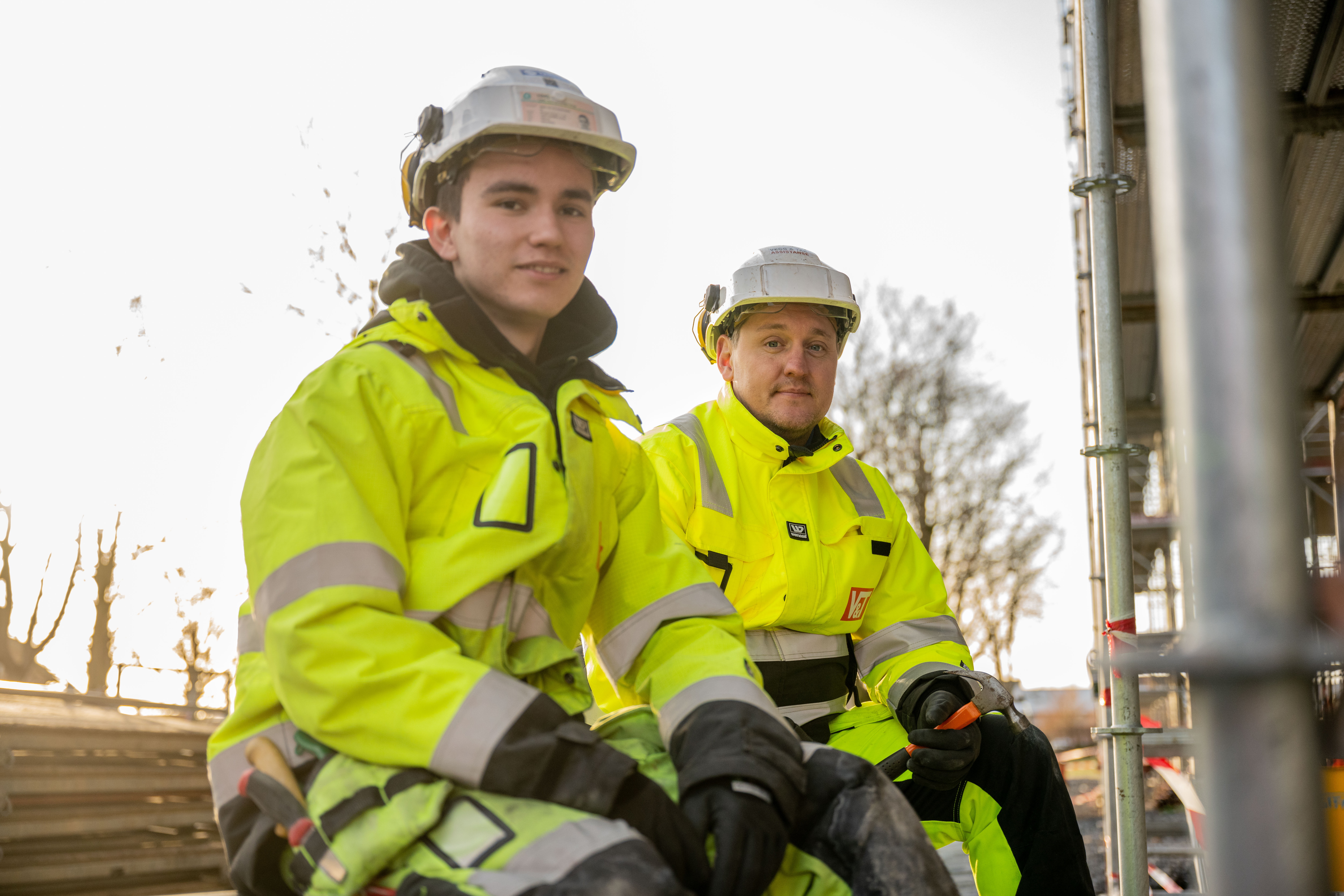 To snekkere på anlegg som tar en pause