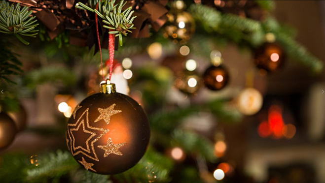 Nærbilde av julekuler på juletre
